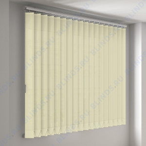 Вертикальные тканевые жалюзи Шёлк светло-лимонный - фото на окне