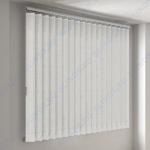 Вертикальные тканевые жалюзи Шёлк белый - фото на окне