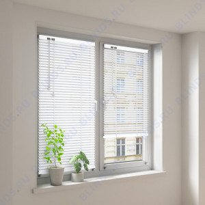 Горизонтальные алюминиевые жалюзи Холис белые - фото на окне