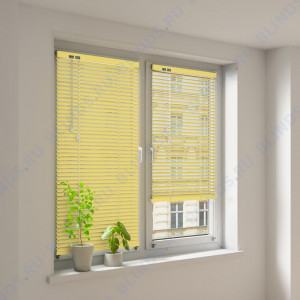 Горизонтальные алюминиевые жалюзи Холис желтые - фото на окне