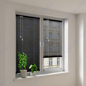 Горизонтальные алюминиевые жалюзи Холис черные - фото на окне