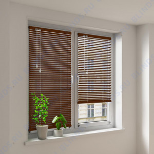 Горизонтальные алюминиевые жалюзи Холис коричневые - фото на окне