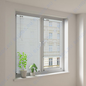 Горизонтальные алюминиевые жалюзи Холис серые - фото на окне