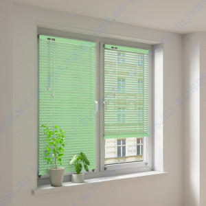 Горизонтальные алюминиевые жалюзи Холис зеленые - фото на окне