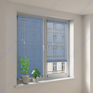 Горизонтальные алюминиевые жалюзи Холис синие - фото на окне