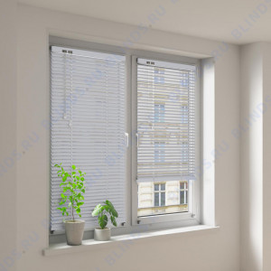 Горизонтальные алюминиевые жалюзи Холис серебристые - фото на окне
