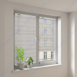 Горизонтальные алюминиевые жалюзи Холис серебристые-перфорированные - фото на окне