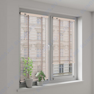Горизонтальные бамбуковые жалюзи 25 мм отбеленный - фото на окне