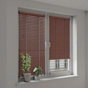 Горизонтальные бамбуковые жалюзи 50 мм черешня - фото на окне