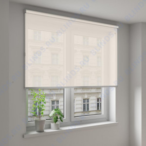 Рулонные шторы Louvolite Омега кремовый - фото на окне