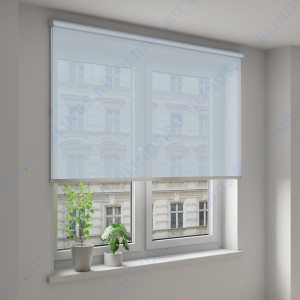 Рулонные шторы Louvolite Омега блэкаут светло-серый - фото на окне
