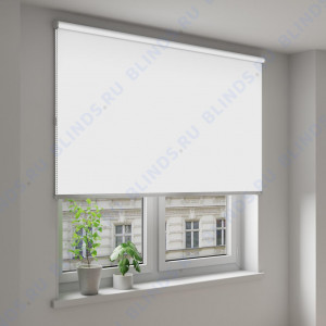 Рулонные шторы Louvolite Альфа блэкаут белый с алюминиевым слоем - фото на окне