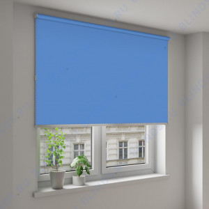 Рулонные шторы Louvolite Альфа блэкаут синий - фото на окне