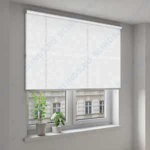 Рулонные шторы Louvolite Шёлк белый - фото на окне