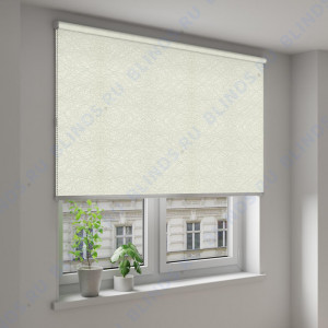 Рулонные шторы Louvolite Сфера блэкаут ваниль - фото на окне
