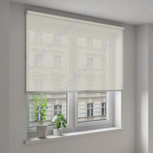 Рулонные шторы Louvolite Калипсо слоновая кость - фото на окне