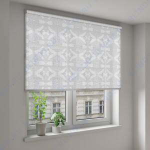Рулонные шторы Louvolite Рябина блэкаут белый - фото на окне