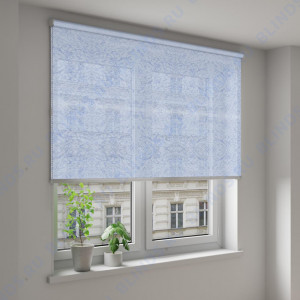 Рулонные шторы Louvolite Шёлк морозно-голубой - фото на окне