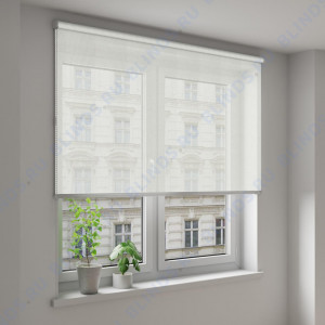 Рулонные шторы Louvolite Вуаль ваниль - фото на окне