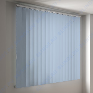 Вертикальные пластиковые жалюзи Стандарт голубой - фото на окне