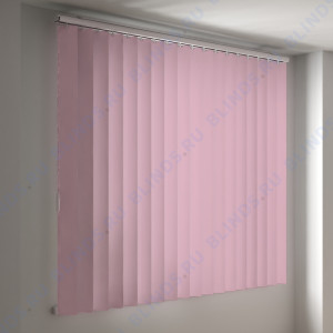 Вертикальные пластиковые жалюзи Стандарт розовый - фото на окне