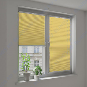 Штора плиссе тканевая Ноктюрн блэкаут желтый - фото на окне