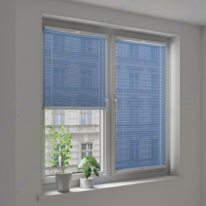 Штора плиссе тканевая Креп голубой - фото на окне