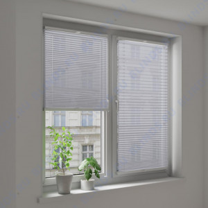 Штора плиссе тканевая Креп светло-серый - фото на окне