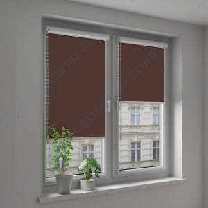 Рулонные тканевые жалюзи Уни-2 Альфа блэкаут темно-коричневый с алюминиевым слоем - фото на окне