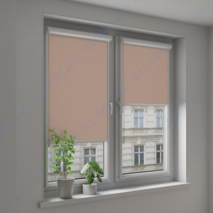 Рулонные тканевые жалюзи Уни-2 Альфа блэкаут свело-коричневый с алюминиевым слоем - фото на окне