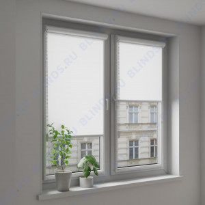 Рулонные тканевые жалюзи Уни-2 Альфа блэкаут белый с алюминиевым слоем - фото на окне