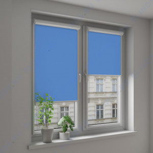 Рулонные тканевые жалюзи Уни-2 Альфа блэкаут синий - фото на окне