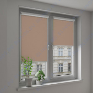 Рулонные тканевые жалюзи Уни-2 Альфа блэкаут светло-коричневый - фото на окне
