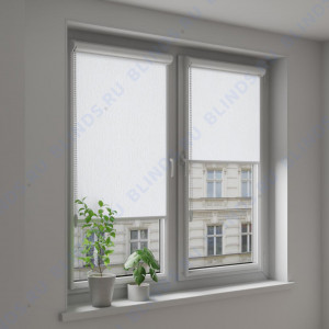 Рулонные тканевые жалюзи Уни-2 Сиде белые - фото на окне