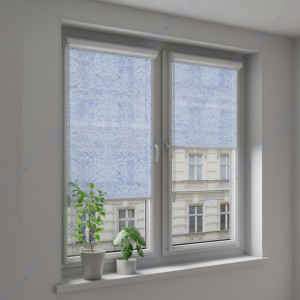 Рулонные тканевые жалюзи Уни-2 Шёлк морозно-голубой - фото на окне