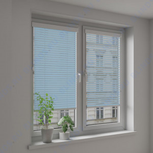 Горизонтальные алюминиевые жалюзи Венус голубой металлик - фото на окне