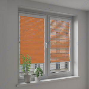 Горизонтальные алюминиевые жалюзи Венус оранжевые - фото на окне