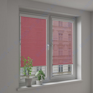 Горизонтальные алюминиевые жалюзи Венус красно-розовые - фото на окне