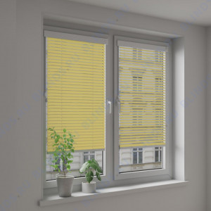 Горизонтальные алюминиевые жалюзи Венус желтые - фото на окне
