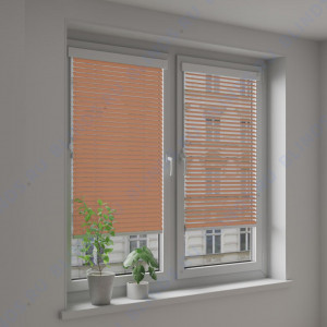 Горизонтальные алюминиевые жалюзи Венус светло-оранжевые - фото на окне