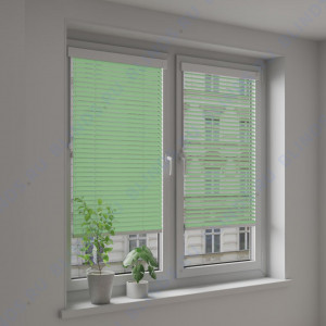 Горизонтальные алюминиевые жалюзи Венус светло-зеленые - фото на окне