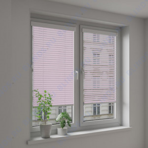 Горизонтальные алюминиевые жалюзи Венус светло-розовые - фото на окне