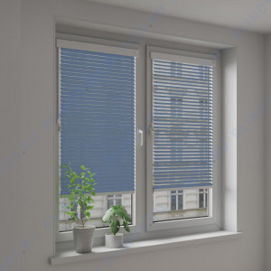 Горизонтальные алюминиевые жалюзи Венус синий металлик - фото на окне