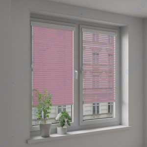 Горизонтальные алюминиевые жалюзи Венус темно-розовый металлик - фото на окне
