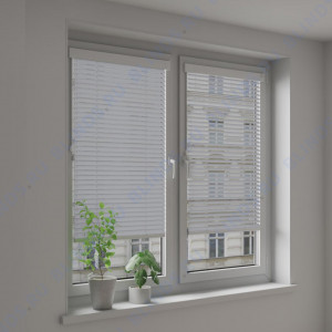 Горизонтальные алюминиевые жалюзи Венус серебро металлик - фото на окне