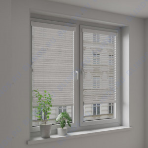 Горизонтальные алюминиевые жалюзи Венус серебро перфорированные - фото на окне
