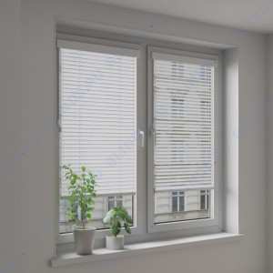 Горизонтальные алюминиевые жалюзи Венус белые перфорированные - фото на окне
