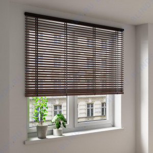 Горизонтальные деревянные жалюзи Coulisse 50 мм классические орех - фото на окне
