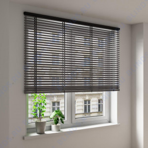 Горизонтальные деревянные жалюзи Coulisse 50 мм классические  графит - фото на окне