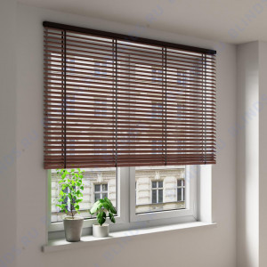 Горизонтальные деревянные жалюзи Coulisse 50 мм классические махагон - фото на окне